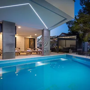 https://beach-villa-valentina.hotels-in-trogir.com
